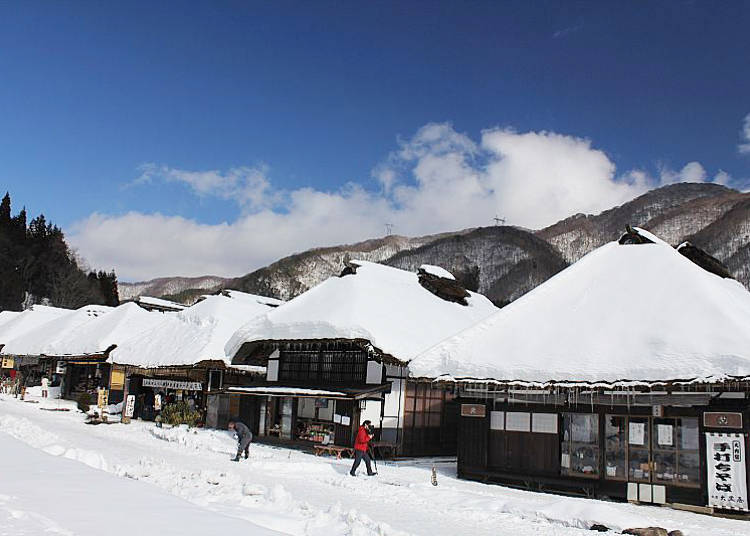 大内宿は、茅葺き屋根の民家が並ぶかつての宿場町