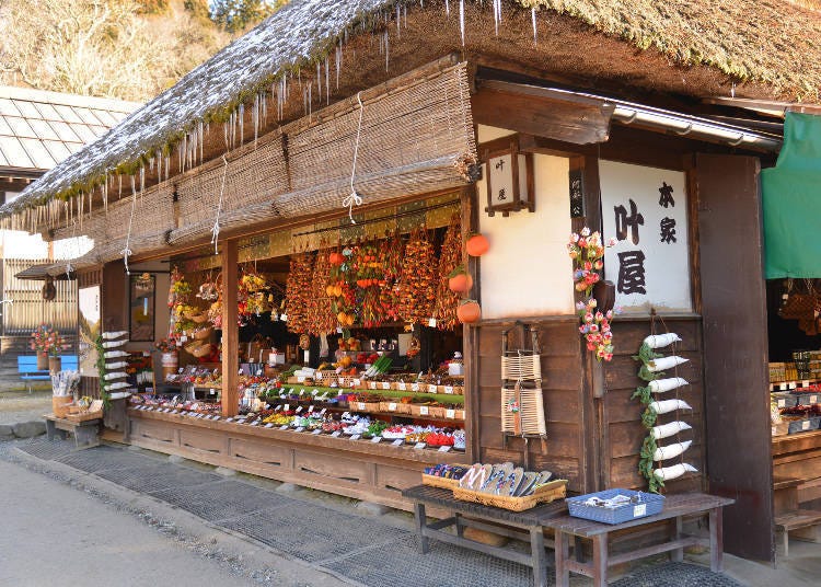 大內宿的紀念品與伴手禮這裡買!「本家 叶屋」的民間手工藝品!