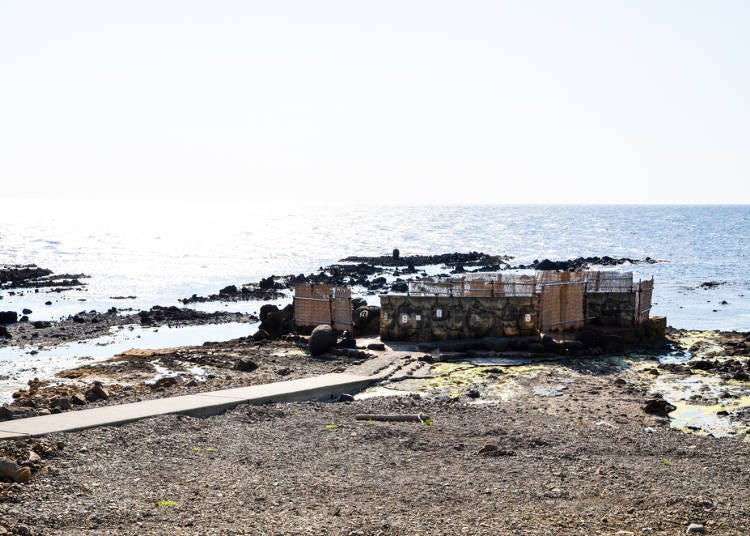 4. Furofushi Onsen (Aomori Prefecture): "Amazing! The open-air bath is by the beach!"