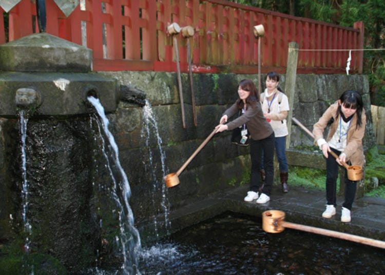 ▲ Hand washing in the spring water of Mt. Iwaki (Photo courtesy of Iwakisan Tourist Association)