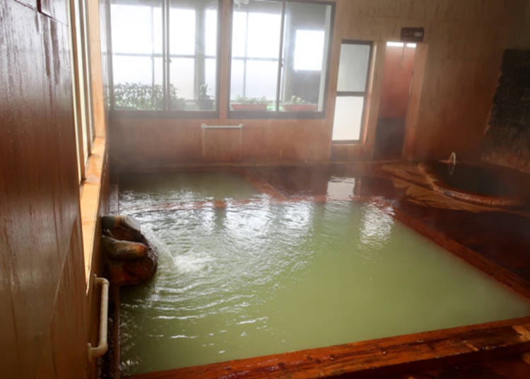 ▲ A hot water bath in the foreground and a tepid bath behind.