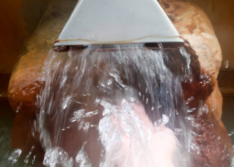 ▲ Hot water flowing from the source into the bath. Staff members say, “It used to be more in the past.”