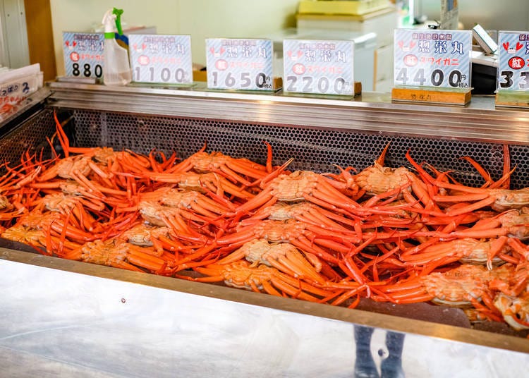 The crabs range in price from 800 to 4,000 yen.