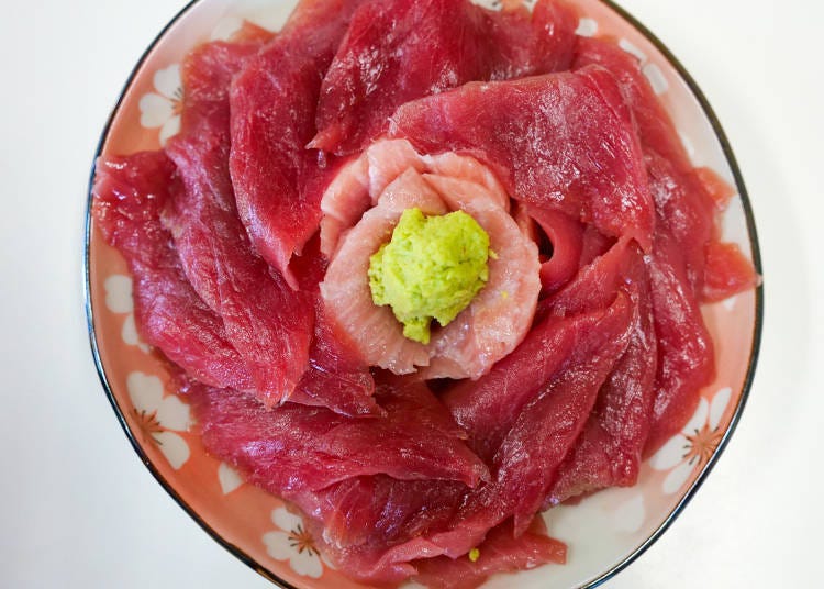 The contrast between the wasabi, hon-maguro, and ōtoro is beautiful