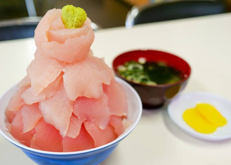 這是被稱之為「櫻花長鰭鮪魚」的長鰭鮪魚丼飯（中、含稅3850日圓）※時價