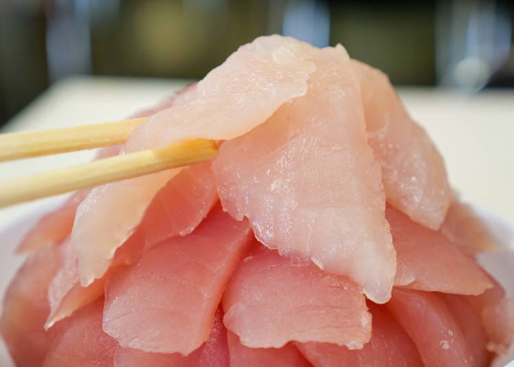 生魚片的份量在黑鮪魚之上，看到滿滿的生魚片不經意的露出了笑容。