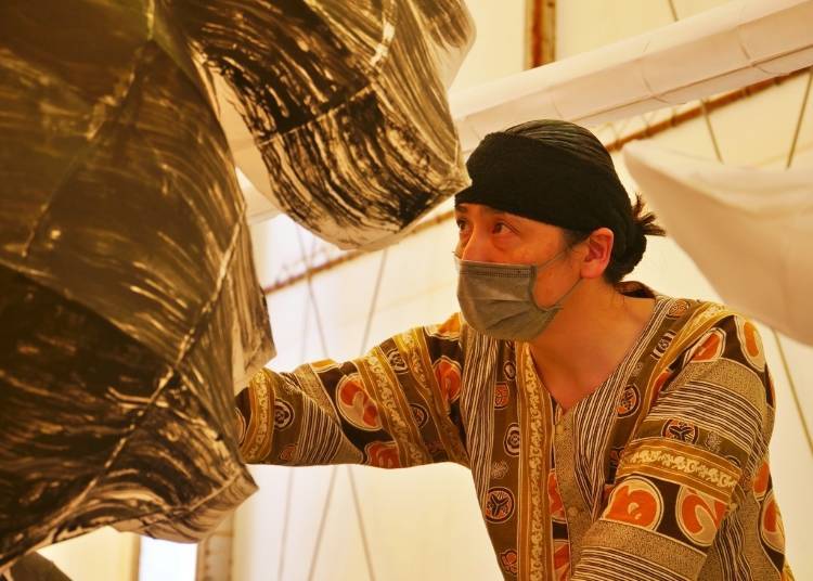 Shin Suwa, the craftsman of the Nebuta Appreciation Society, carefully crafts this year’s nebuta.