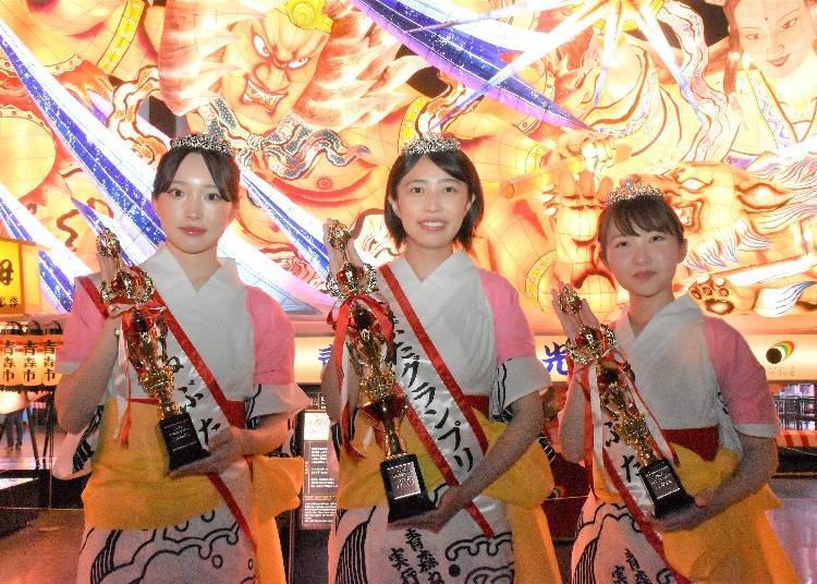 Wu Yung-Hsin, in the middle of the photo, of the 2022 Miss Nebuta Grand Prix.