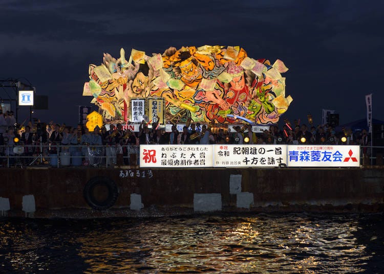 获奖的睡魔花车漂行于海面之上。（照片提供：青森观光コンベンション协会）