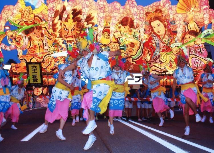 跳人们满面笑容、尽情起舞。（照片提供：青森观光コンベンション协会）
