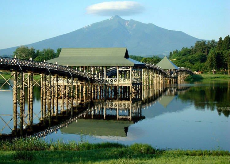 ▲Tsuru-No-Mai Bridge, against the backdrop of Tsugaru-Fuji, or Iwaki-san mountain.