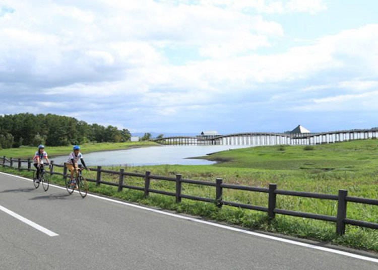 ▲Local cyclists also frequent the bridge depending on the season. (photo credit: Aomori Cycle Tourism Promotion Committee)