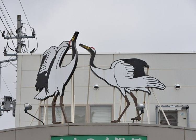 ▲Crane-shaped objects on the roof of building.