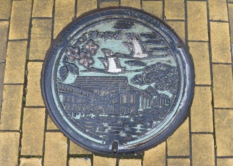 ▲The manhole covers in the area have Japanese crane patterns too!