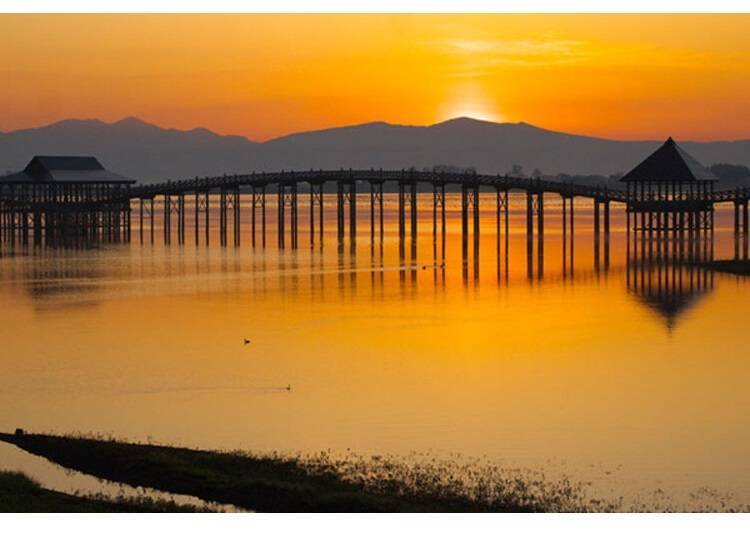 ▲Tsuru-No-Mai Bridge and the morning sun. The Hakkōda mountains are in the backdrop.