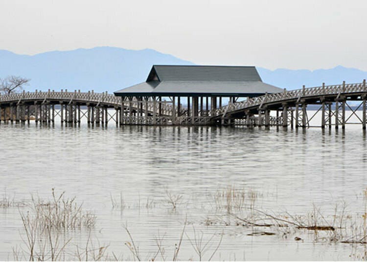 ▲Tsuru-No-Mai Bridge from the carpark near the shops. In the background is Bonju-san mountain.