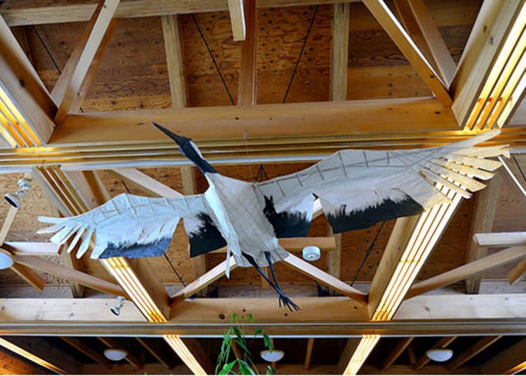 ▲車站內的天花板裝飾著鶴的風箏
