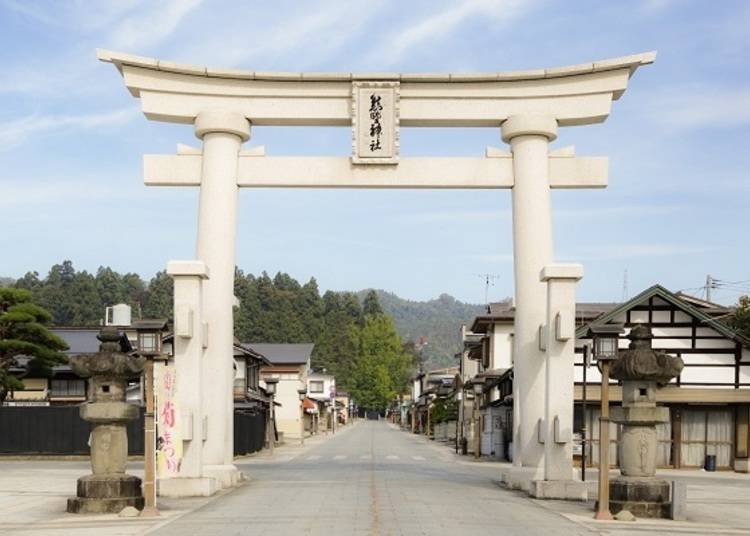 ▲The first thing to greet you is this gigantic stone torii gate.