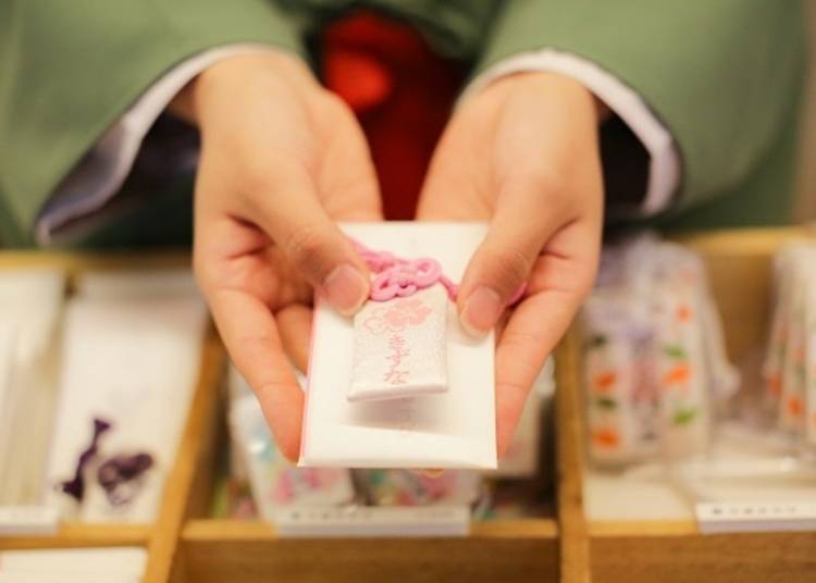 ▲The “kizuna” omamori, for bonds and relationships, is a gentle pink color (500 yen)
