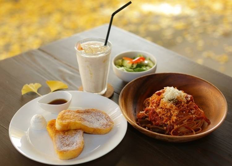 ▲The top three bestsellers of the café: French toast, smoothies, and Neapolitan pasta.