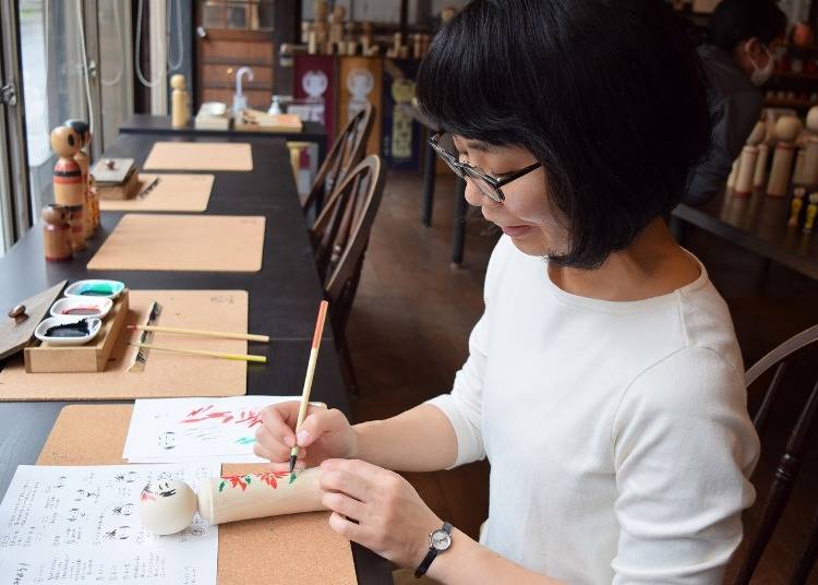 '사쿠라이 고케시텐' 에서 목각인형에 그림 그리기 체험