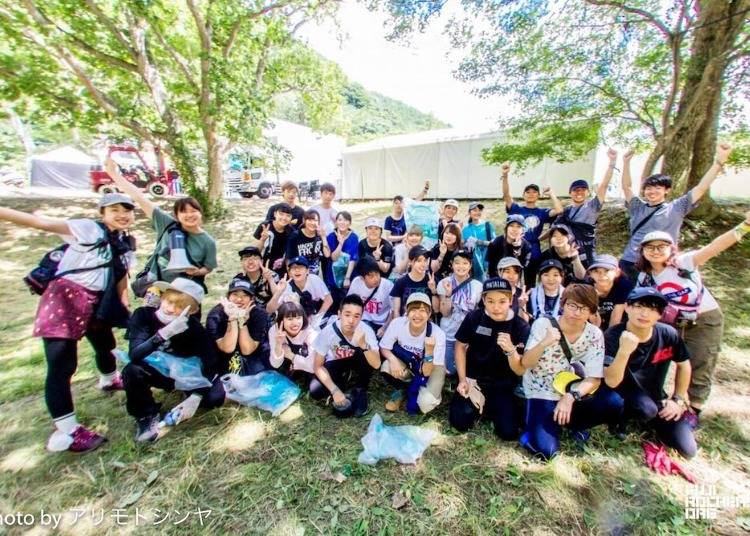 ゴミ拾いをするボランティアの人たち。写真提供：fujirockers.org