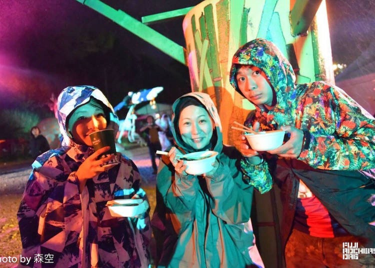 ポンチョで参加する人たち。写真提供：fujirockers.org