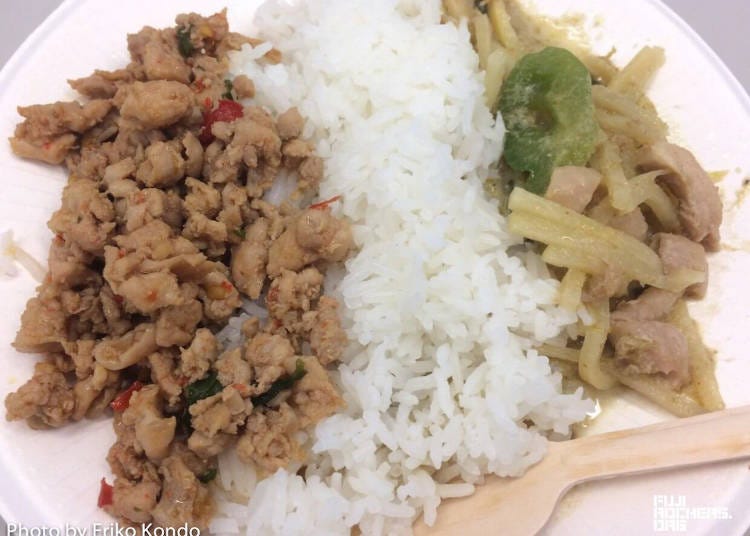 フードメニュー例（グリーンカレーとガパオライスのツイン丼）。写真提供：fujirockers.org