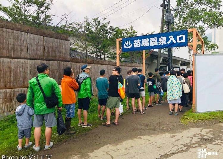 苗場温泉入り口の行列。写真提供：fujirockers.org