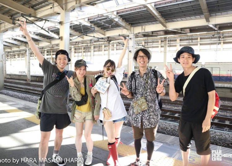 JR 에치고유자와 역에서 행사장으로 향하는 참가자들. 사진 제공: fujirockers.org