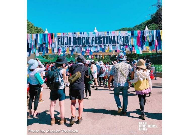富士搖滾音樂祭的入場閘門口前的樣子（2018年）。照片提供：fujirockers.org