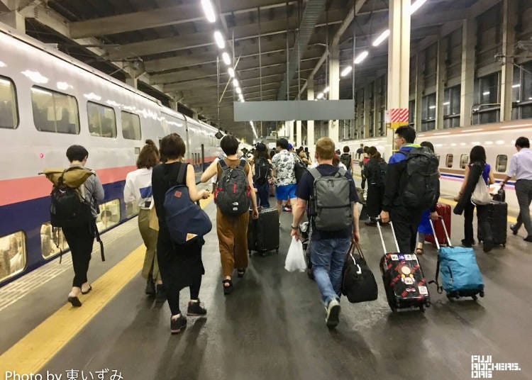 從新幹線列車下車前往參加的民眾。照片提供：fujirockers.org