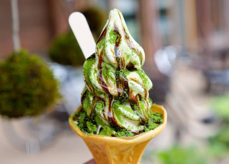 The “Oirase-koke soft” ice cream (350 yen with tax), which uses matcha powder and chocolate to represent greenery and plants, is the most popular item