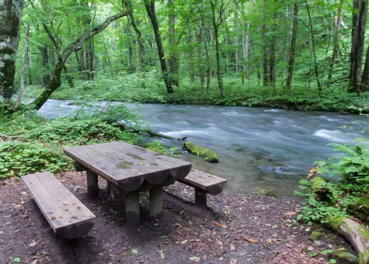 You can gaze at the stream while relaxing and passing time