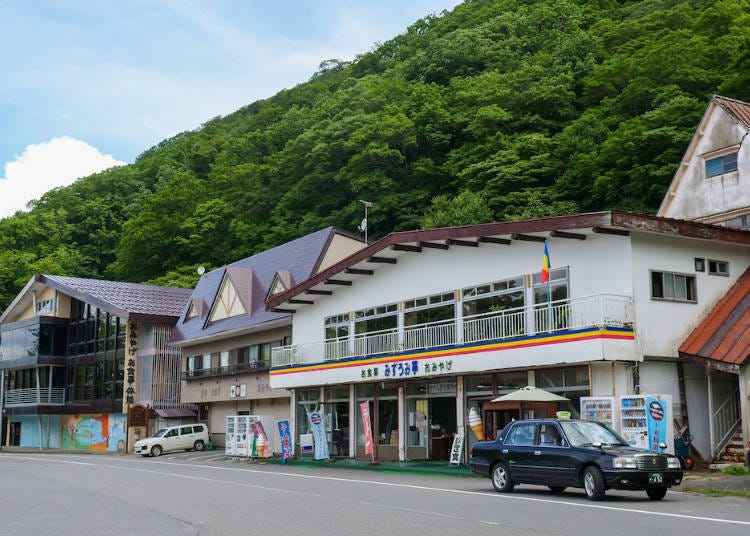 Restaurants and souvenir shops in Nenokuchi