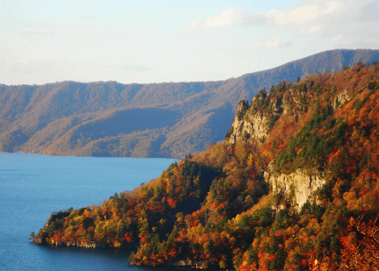 Autumn foliage at Lake Towada at dusk (Photo courtesy of Lake Towada Pleasure Boat)