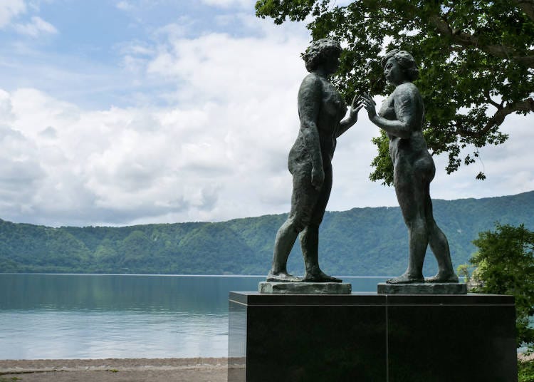 湖畔に立つ乙女の像