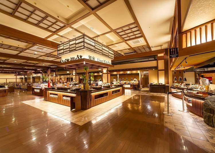 A wide-open dining space. Partake in cuisine both Japanese and Western, made with Shiretoko ingredients