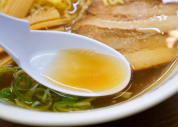 淡褐色的湯頭有著溫和的味道