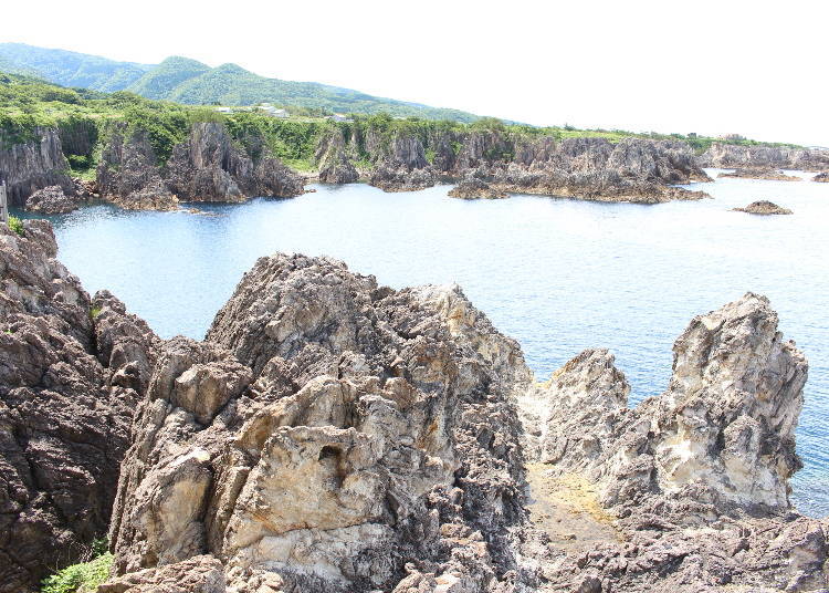 8. Senkakuwan Bay: Be stunned by the panoramic view of the magnificent cliffs!