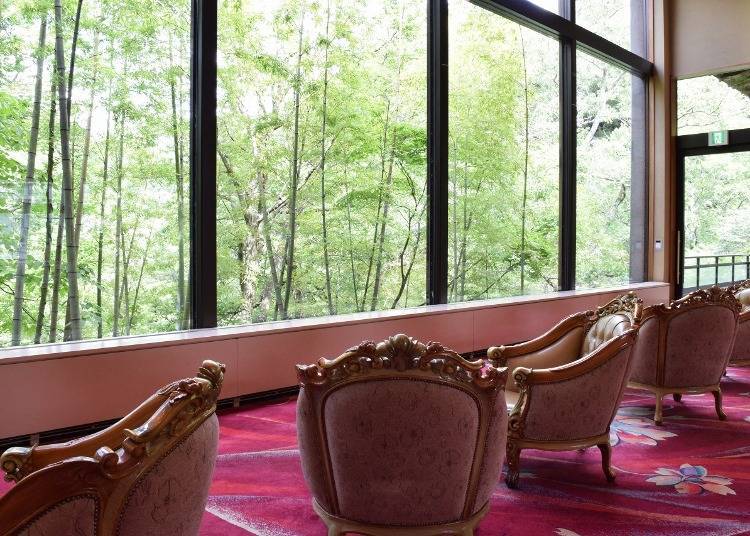 一樓大廳能一邊欣賞外面竹林的景色，一邊休息片刻。