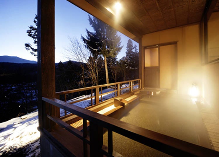 Hot springs at the nearby inn Kofukan (Photo courtesy of Myoko/Yamazato no Yujuki Kofukan)