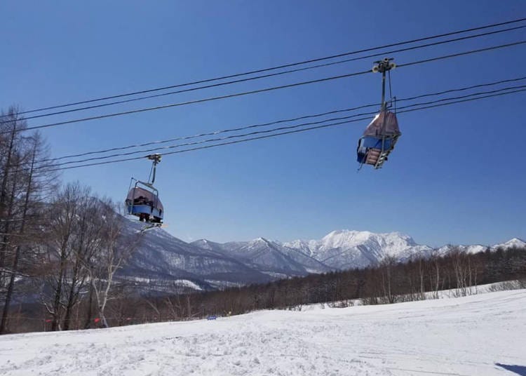 吊椅与优美的山群（照片提供：杉之原滑雪场）