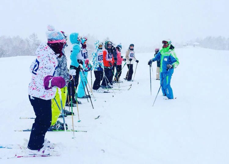滑雪教學的情景（照片提供：赤倉溫泉滑雪場）