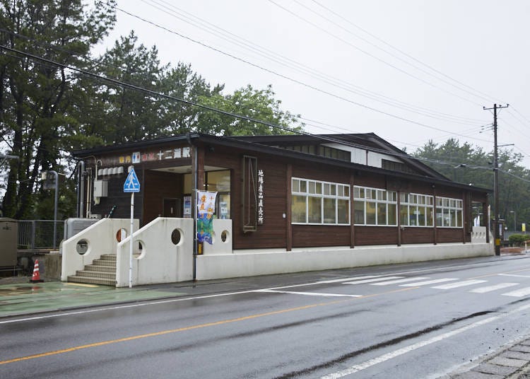 Take a bus from Juniko Station on the JR Gono Line and stop at the terminal stop,Okujuniko-chushajo .