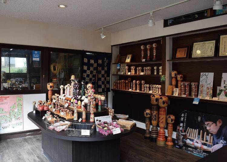 5. Cari anak patung kokeshi buatan tangan kegemaran anda di Hiraga Kokeshi Store