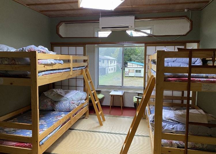 Four-person room starting from 2,000 yen (excluding tax) (Photo Provided by Towadako Hostel)