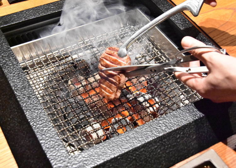 Setelah matang, potong daging dengan gunting