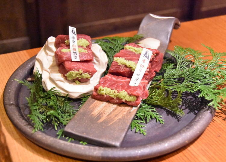 Wasabi diselit di antara kepingan daging