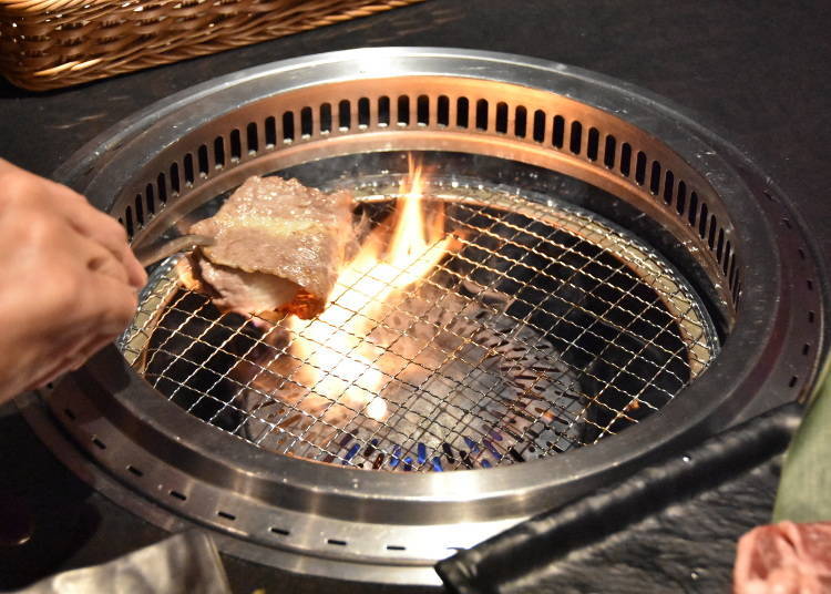 肉的油花一滴下去，就會有火竄出來。